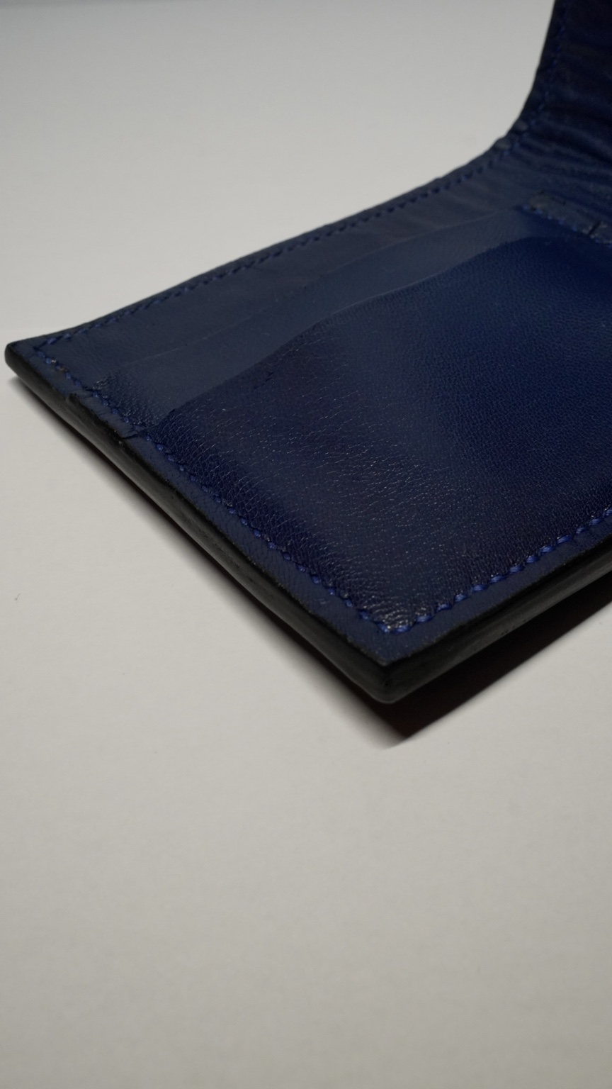 Detaliu al pielii și cusăturii portofelului Black & Blue Royale